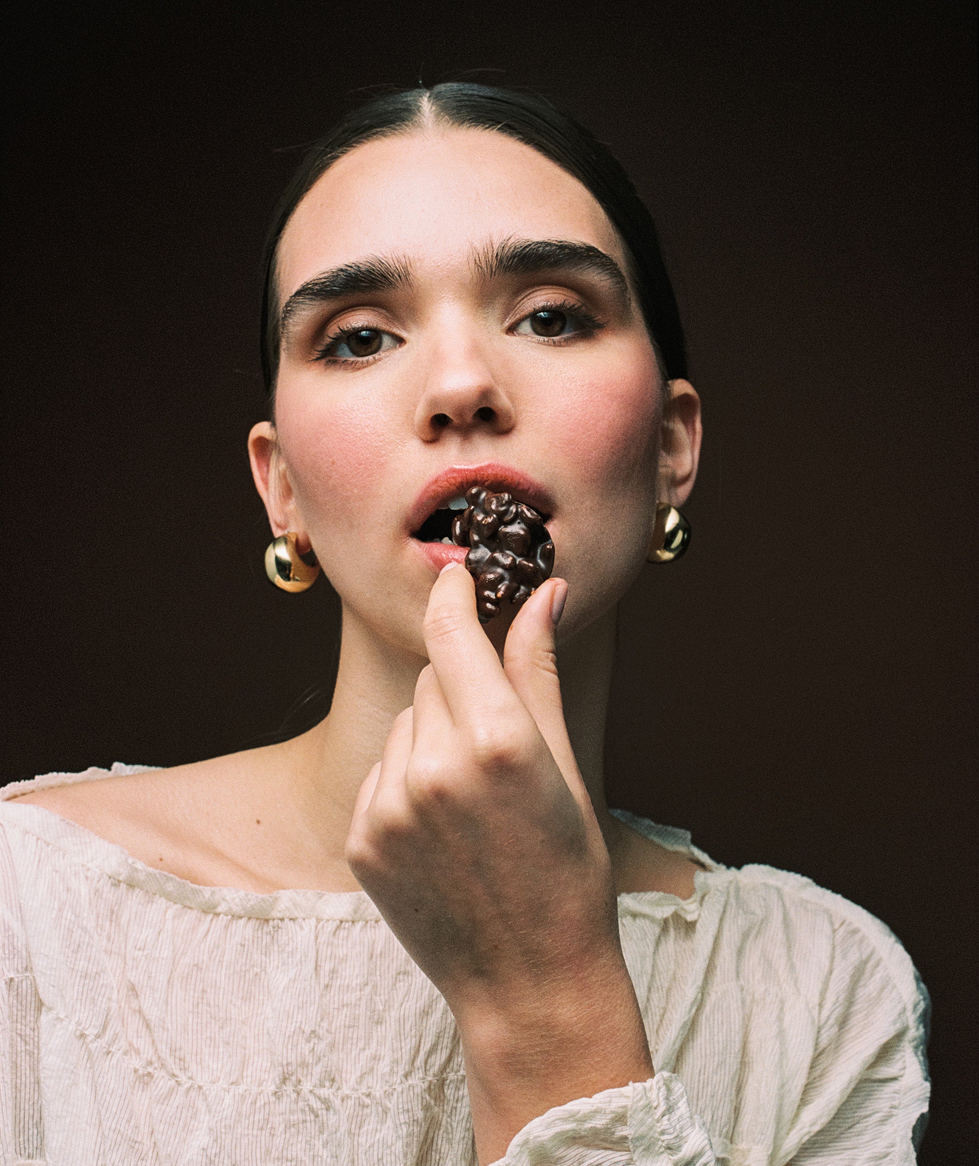 Mujer posando con una roca de chocolate Pancracio