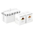 Una caja de regalo, junto a dos cajas pequeñas de bombones de dos sabores distintos.