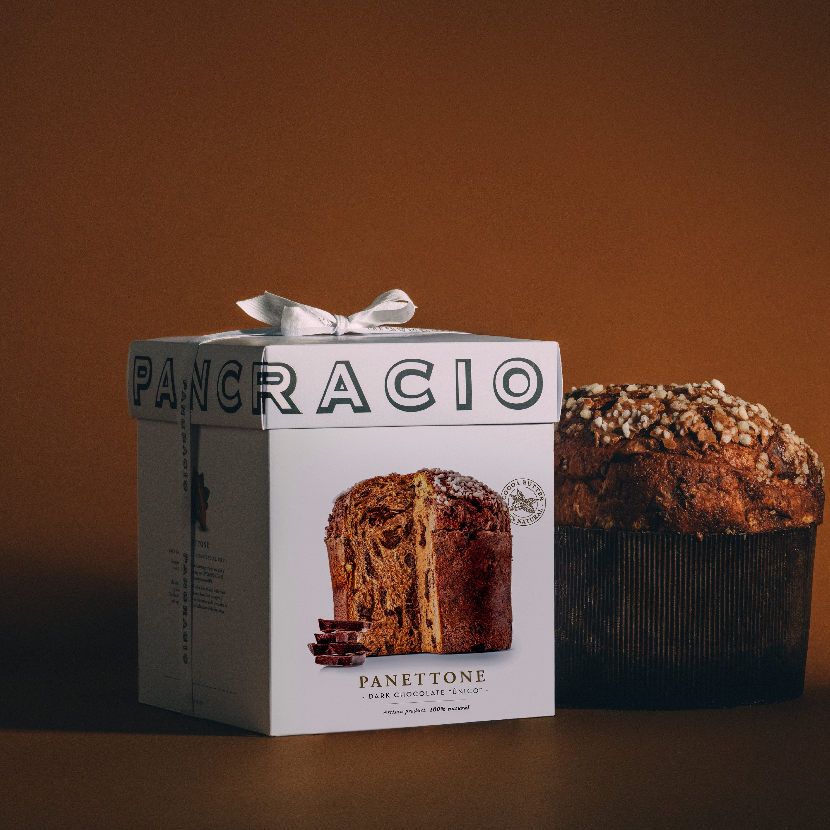 Un Panettone de chocolate negro Pancracio junto a su caja