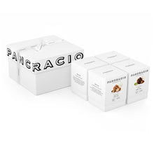 Caja de regalo, junto a cuatro cajas pequeñas de bombones de diferentes sabores.