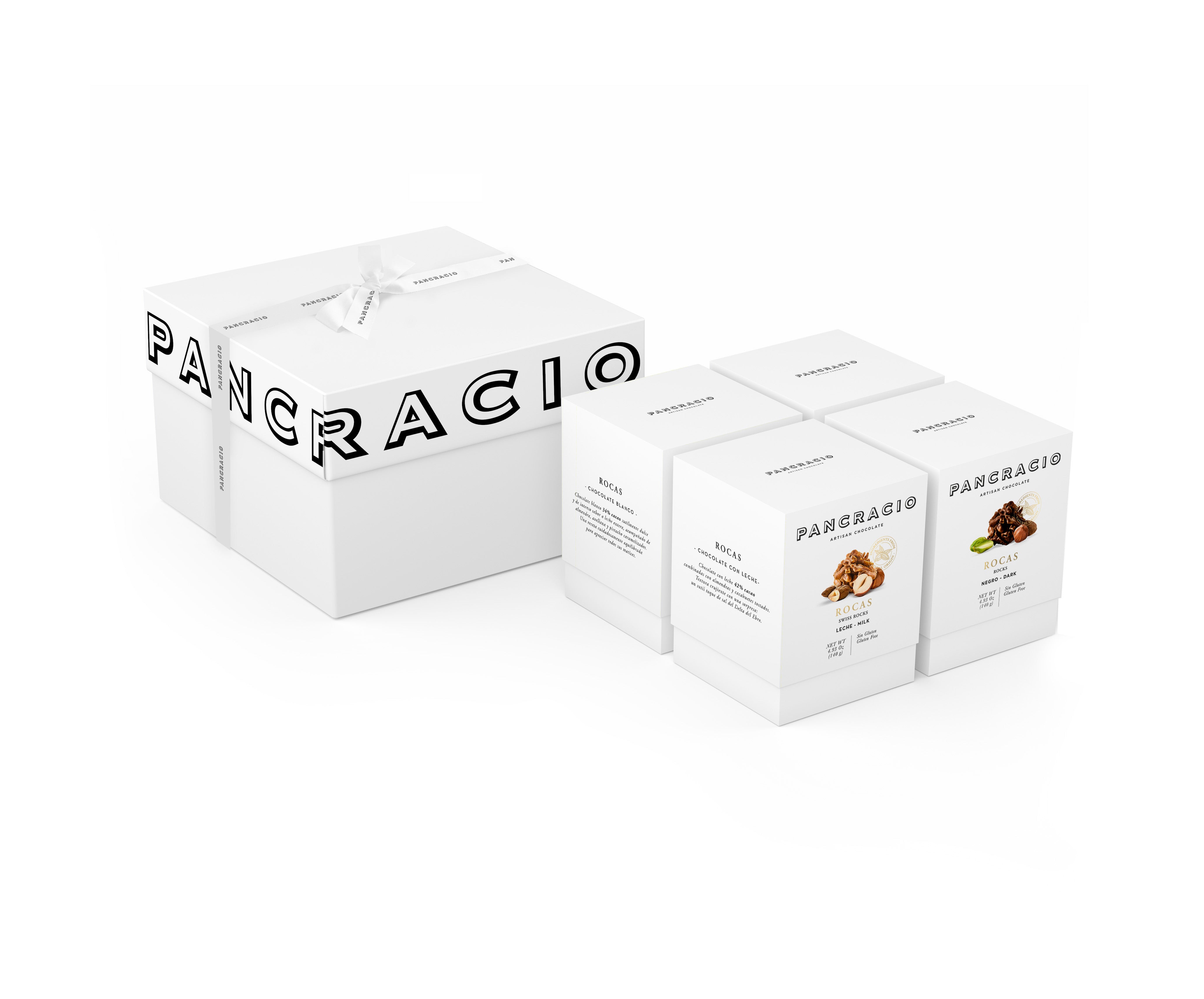 Caja de regalo, junto a cuatro cajas pequeñas de bombones de diferentes sabores.