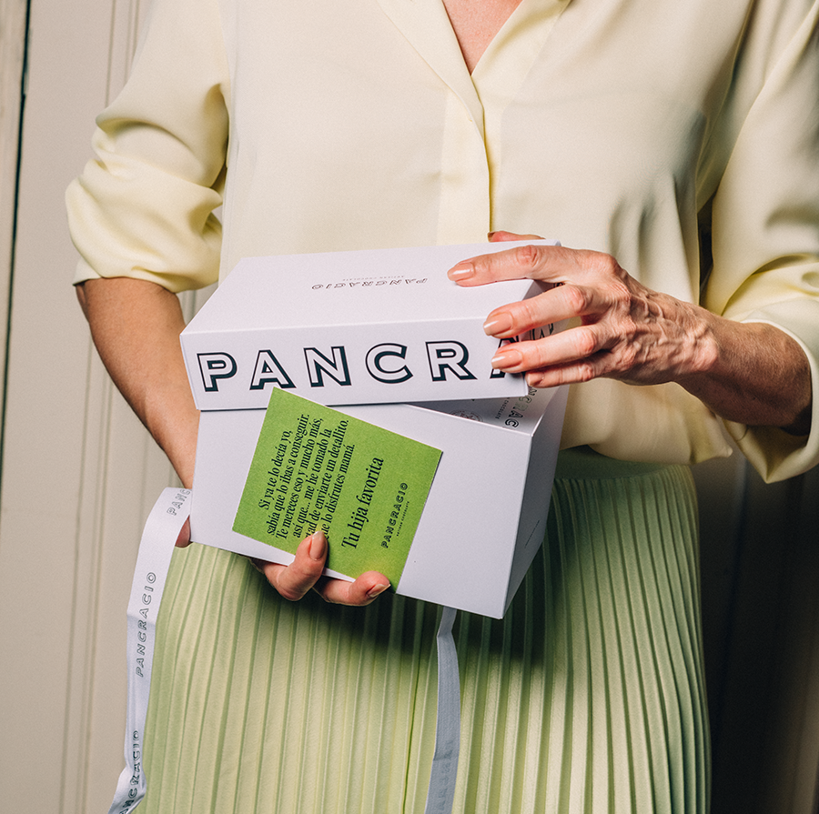 Mujer abriendo una caja de regalo Pancracio con una nota