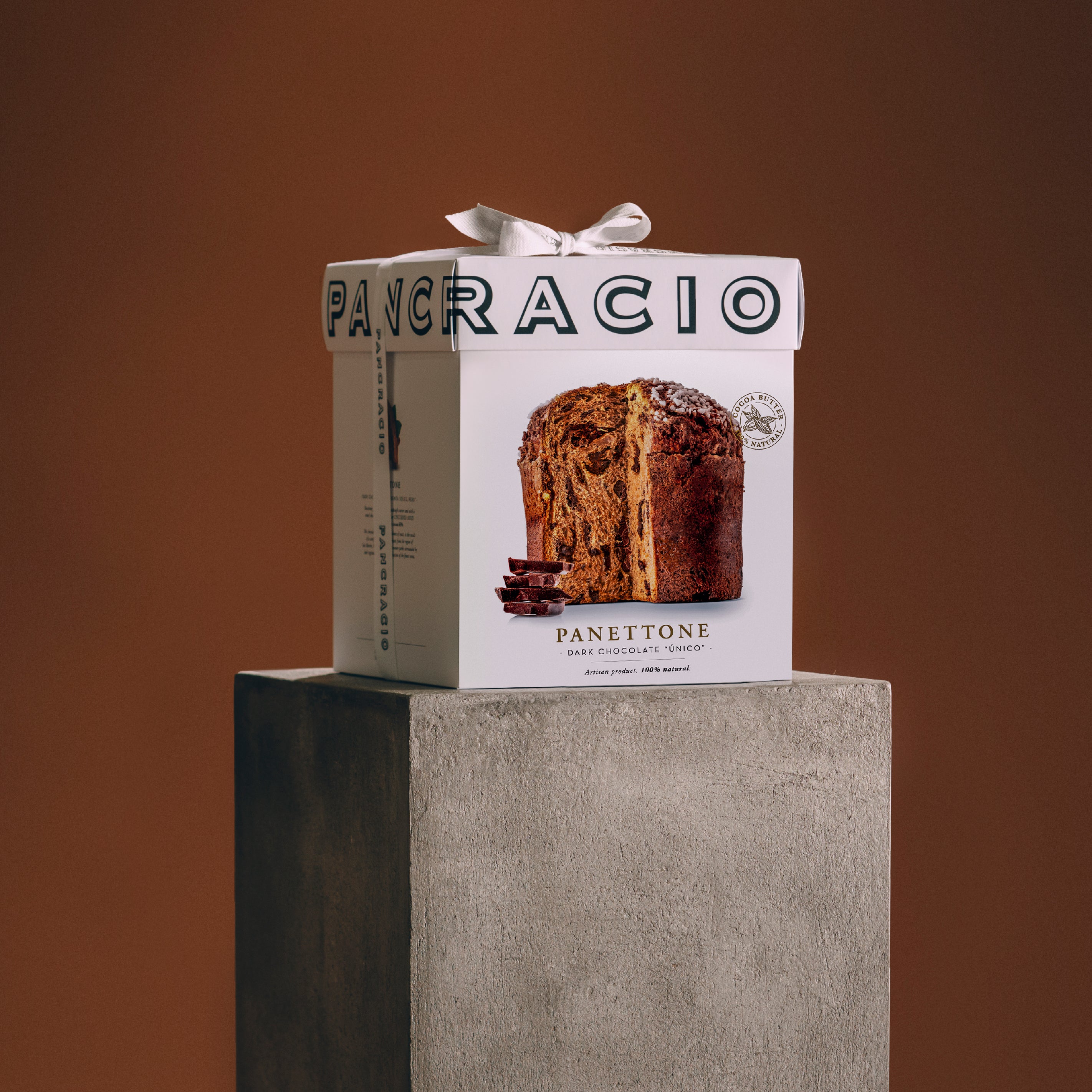 Una caja de Panettone Pancracio sobre una repisa de piedra.